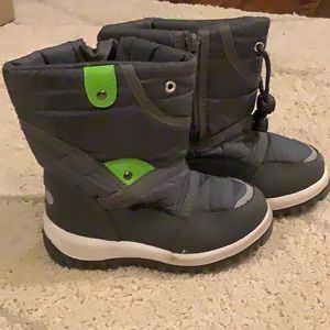Snowboot kids size 9